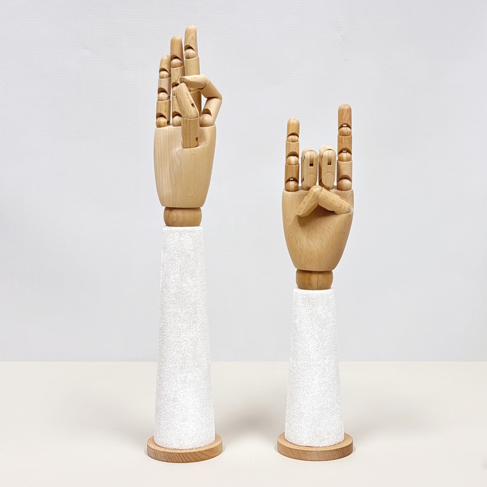 Houten fluwelen handmannequin  - Body Jewelry Shop recensie en prijs